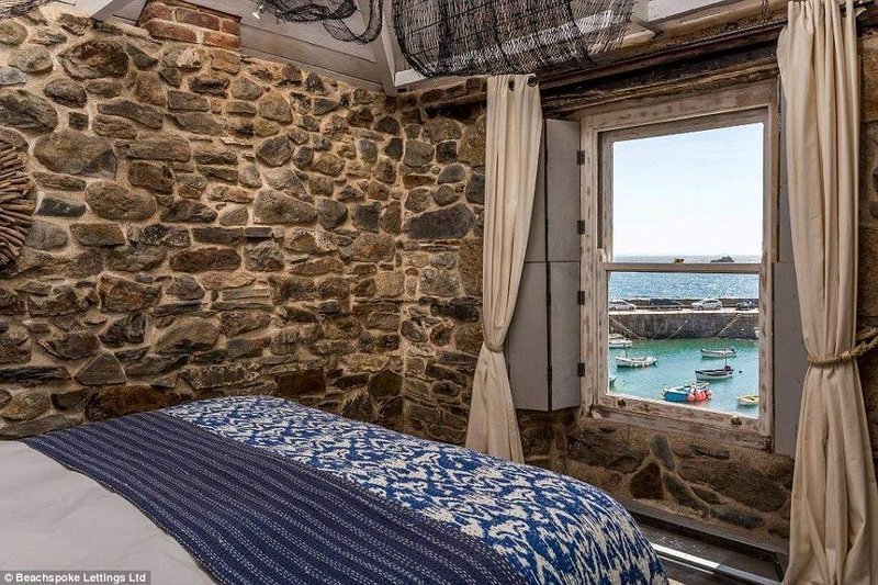 H Daily Mail αποθεώνει τη Σαντορίνη: Δωμάτια με φόντο το ηφαίστειο και το μπλε του Αιγαίου [εικόνες] | iefimerida.gr 10