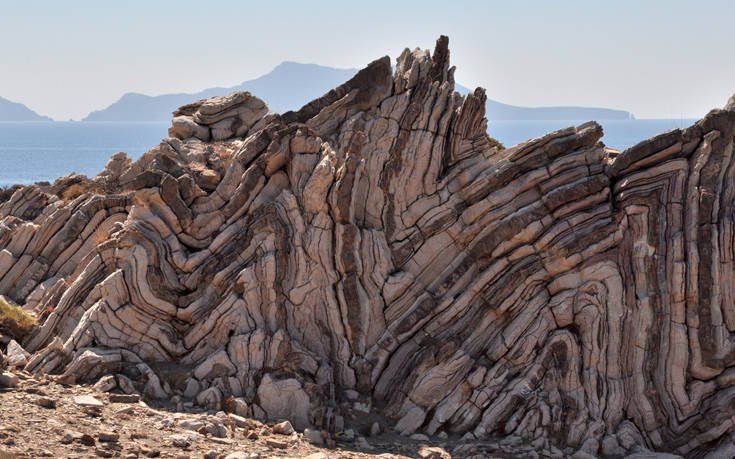Η άγνωστη παραλία στην Κρήτη με το άγριο τοπίο -Τεράστιοι αμμόλοφοι, εξωτικές θαλασσοσπηλιές [εικόνες] | iefimerida.gr 0