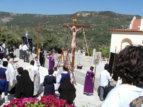 H κατανυκτική υπαίθρια αποκαθήλωση της Μ. Παρασκευής στο Βουλγάρω της Κρήτης [εικόνες] | iefimerida.gr 0