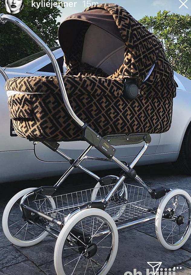 Η Κάιλι Τζένερ έβγαλε βόλτα την κόρη της με ένα καροτσάκι Fendi [εικόνες]  | iefimerida.gr 0