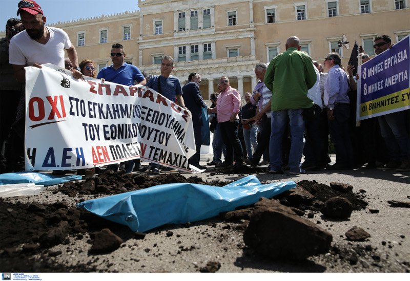 Με λιγνίτη στον Αγνωστο Στρατιώτη, κρεμάλες & πανό οι 3 πορείες στο κέντρο | iefimerida.gr 2