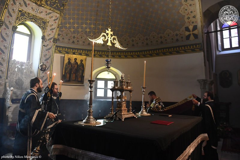 Κατάνυξη στο Φανάρι -Η Αποκαθήλωση και η ακολουθία του Επιτάφιου Θρήνου [εικόνες] | iefimerida.gr 1