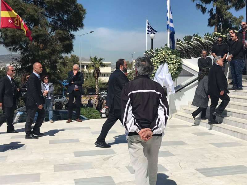 Το τελευταίο αντίο στον Στέλιο Σκλαβενίτη -Χιλιάδες κόσμου στη κηδεία του [εικόνες & βίντεο] | iefimerida.gr 8