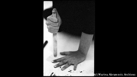 Το φαινόμενο Μαρίνα Αμπράμοβιτς -Κόβεται με μαχαίρια, πλένει κόκαλα νεκρών [εικόνες] | iefimerida.gr 0