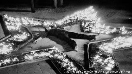 Το φαινόμενο Μαρίνα Αμπράμοβιτς -Κόβεται με μαχαίρια, πλένει κόκαλα νεκρών [εικόνες] | iefimerida.gr 1