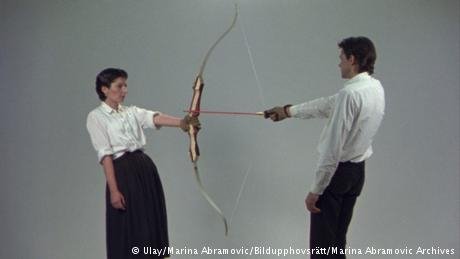 Το φαινόμενο Μαρίνα Αμπράμοβιτς -Κόβεται με μαχαίρια, πλένει κόκαλα νεκρών [εικόνες] | iefimerida.gr 4