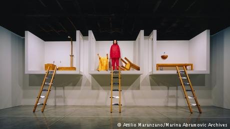 Το φαινόμενο Μαρίνα Αμπράμοβιτς -Κόβεται με μαχαίρια, πλένει κόκαλα νεκρών [εικόνες] | iefimerida.gr 6