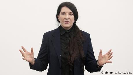 Το φαινόμενο Μαρίνα Αμπράμοβιτς -Κόβεται με μαχαίρια, πλένει κόκαλα νεκρών [εικόνες] | iefimerida.gr 7