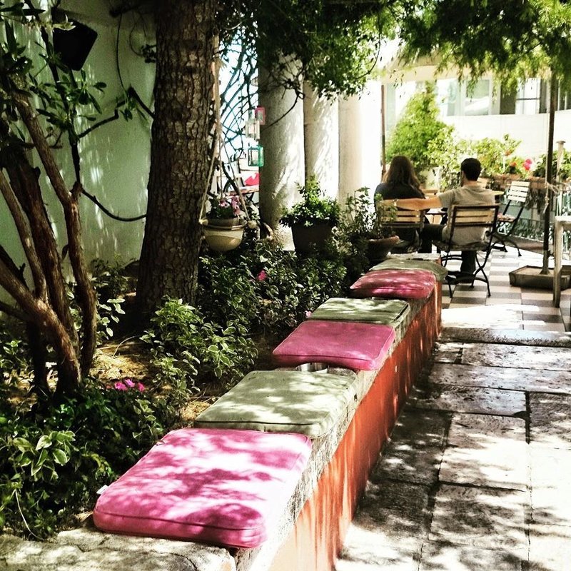 Μέντα: Το αρχοντικό του Αγγελου Σικελιανού στην Κηφισιά, με τον πνιγμένο στα λουλούδια κήπο, έγινε χουχουλιάρικο καφέ! [εικόνες] | iefimerida.gr 2