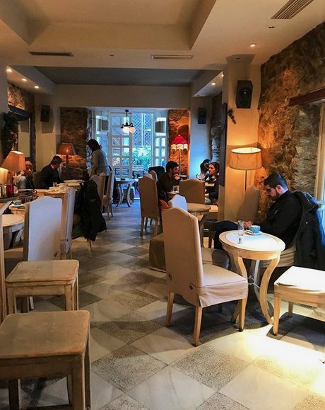 Μέντα: Το αρχοντικό του Αγγελου Σικελιανού στην Κηφισιά, με τον πνιγμένο στα λουλούδια κήπο, έγινε χουχουλιάρικο καφέ! [εικόνες] | iefimerida.gr 6