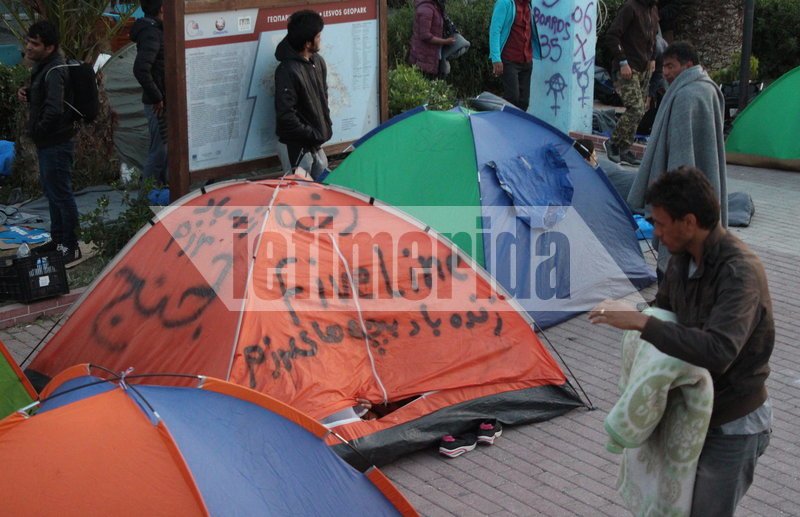 Το iefimerida στη Μυτιλήνη -Μετανάστες έστησαν σκηνές και έκαναν καταυλισμό κεντρική πλατεία - «Η Μόρια είναι μια κόλαση» [εικόνες]  | iefimerida.gr 0