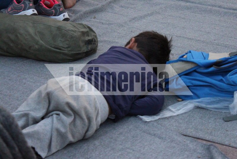 Μετανάστες κοιμούνται στο κέντρο της Θεσσαλονίκης -Κατέλαβαν πλατεία στη Μυτιλήνη | iefimerida.gr 4