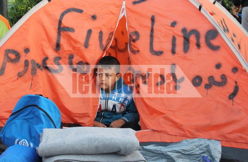 Το iefimerida στη Μυτιλήνη -Μετανάστες έστησαν σκηνές και έκαναν καταυλισμό κεντρική πλατεία - «Η Μόρια είναι μια κόλαση» [εικόνες]  | iefimerida.gr 1