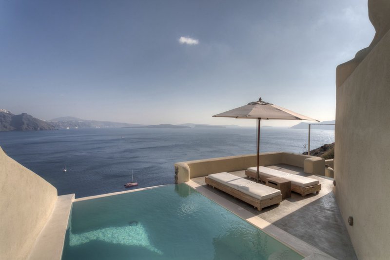 H Daily Mail αποθεώνει τη Σαντορίνη: Δωμάτια με φόντο το ηφαίστειο και το μπλε του Αιγαίου [εικόνες] | iefimerida.gr 2