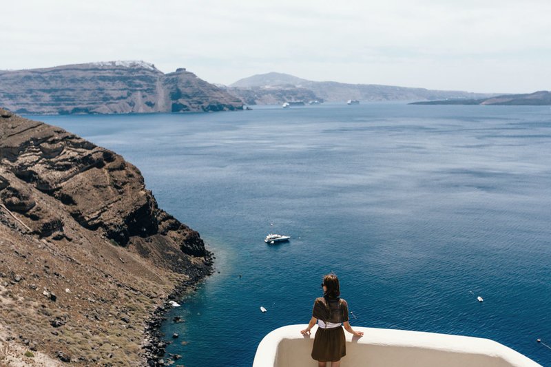 H Daily Mail αποθεώνει τη Σαντορίνη: Δωμάτια με φόντο το ηφαίστειο και το μπλε του Αιγαίου [εικόνες] | iefimerida.gr 1