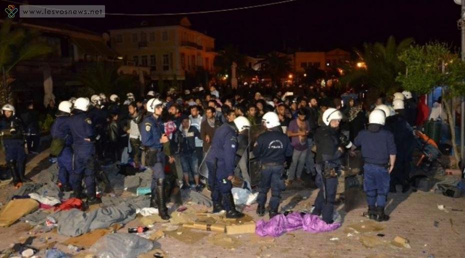 Χάος στη Μυτιλήνη -Αγρια ολονύχτια επεισόδια ακροδεξιών-ΜΑΤ-μεταναστών | iefimerida.gr 4