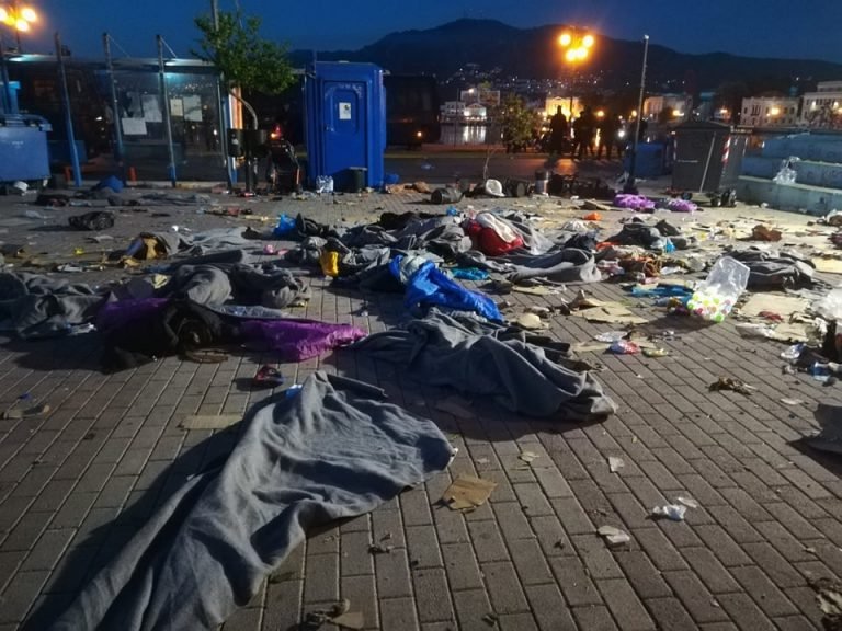 Χάος στη Μυτιλήνη -Αγρια ολονύχτια επεισόδια ακροδεξιών-ΜΑΤ-μεταναστών | iefimerida.gr 7