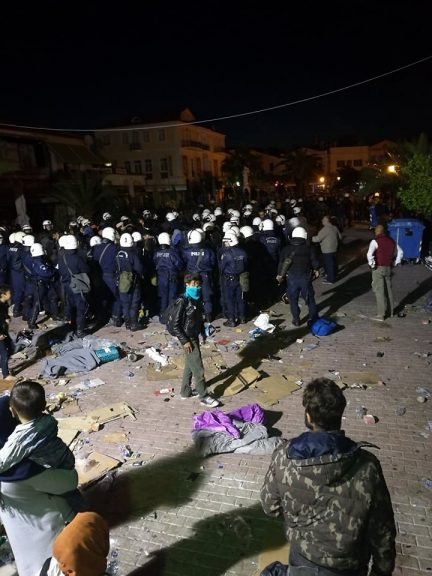 Χάος στη Μυτιλήνη -Αγρια ολονύχτια επεισόδια ακροδεξιών-ΜΑΤ-μεταναστών | iefimerida.gr 6