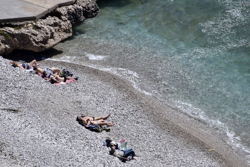 Στο Ναύπλιο ξεκίνησαν ηλιοθεραπεία και βουτιές στη θάλασσα [εικόνες] | iefimerida.gr 0