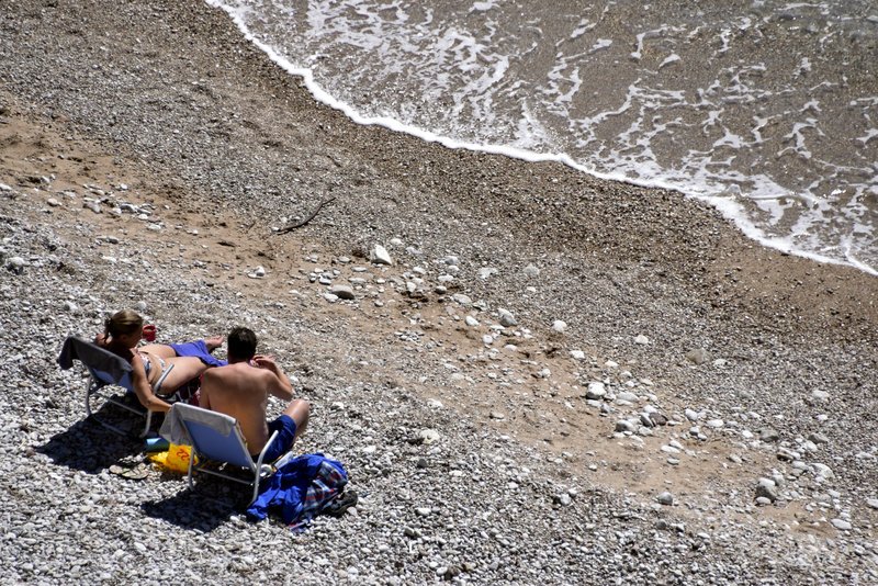 Στο Ναύπλιο ξεκίνησαν ηλιοθεραπεία και βουτιές στη θάλασσα [εικόνες] | iefimerida.gr 1