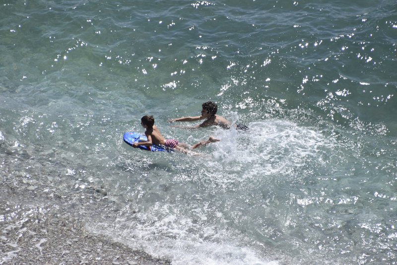 Στο Ναύπλιο ξεκίνησαν ηλιοθεραπεία και βουτιές στη θάλασσα [εικόνες] | iefimerida.gr 2