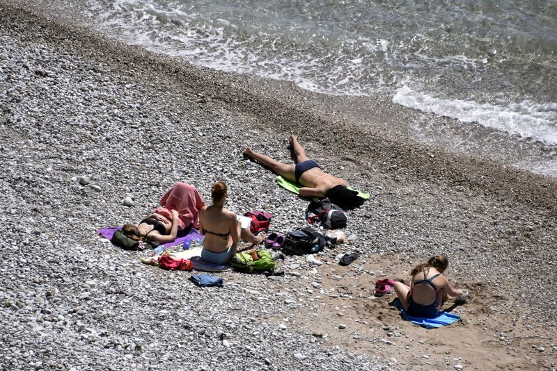 Στο Ναύπλιο ξεκίνησαν ηλιοθεραπεία και βουτιές στη θάλασσα [εικόνες] | iefimerida.gr 3