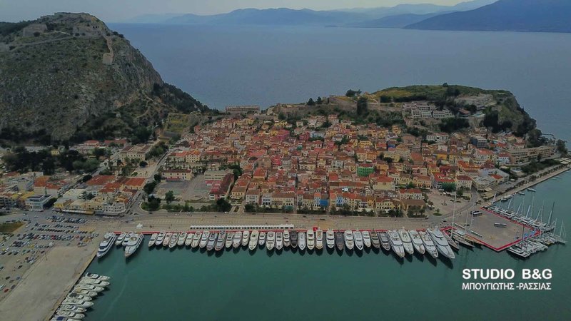 Υπερπολυτελή γιοτ στη σειρά περιμένουν τους επισκέπτες να τα θαυμάσουν