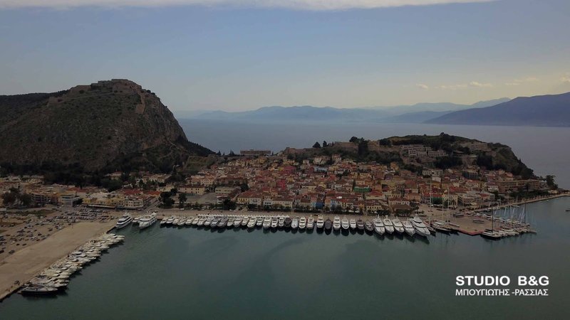 Μαγική εικόνα. Το γραφικό λιμάνι του Ναυπλίου γεμάτο πανέμορφα γιοτ