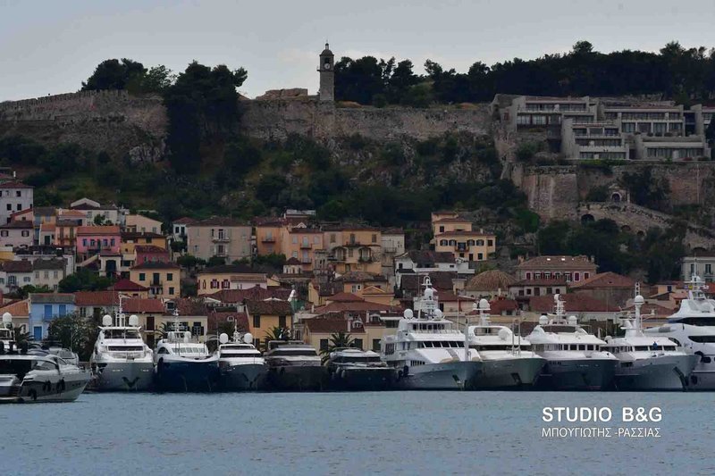 Σκάφη για όλα τα γούστα στο Ναύπλιο. Μεγάλα, μικρότερα, όλα τους εντυπωσιακά