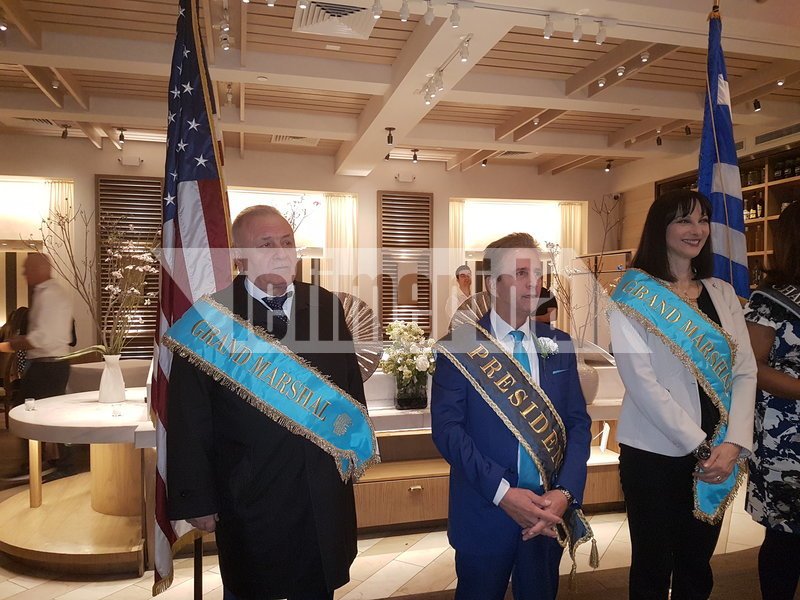 Στα γαλανόλευκα η πιο διάσημη λεωφόρος της Νέας Υόρκης: Αποθεώθηκαν οι εύζωνες -Ενός λεπτού σιγή για τον Γιώργο Μπαλταδώρο [εικόνες] | iefimerida.gr 1