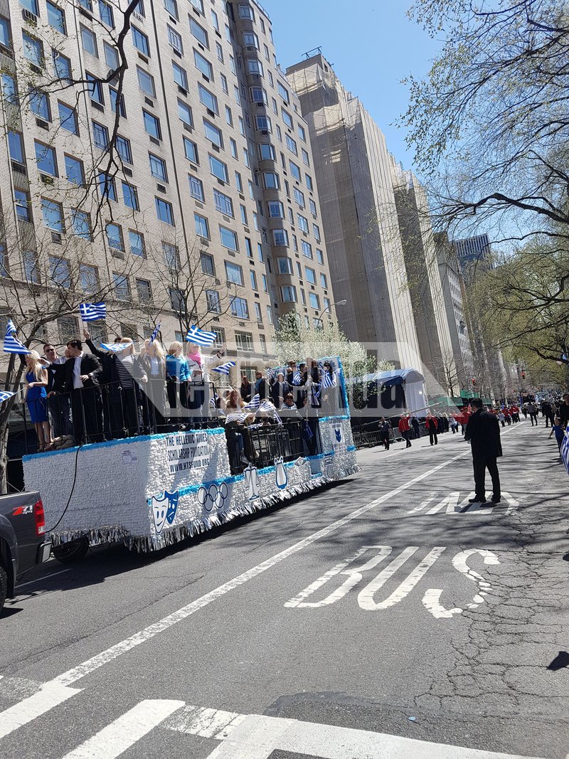 Στα γαλανόλευκα η πιο διάσημη λεωφόρος της Νέας Υόρκης: Αποθεώθηκαν οι εύζωνες -Ενός λεπτού σιγή για τον Γιώργο Μπαλταδώρο [εικόνες] | iefimerida.gr 5
