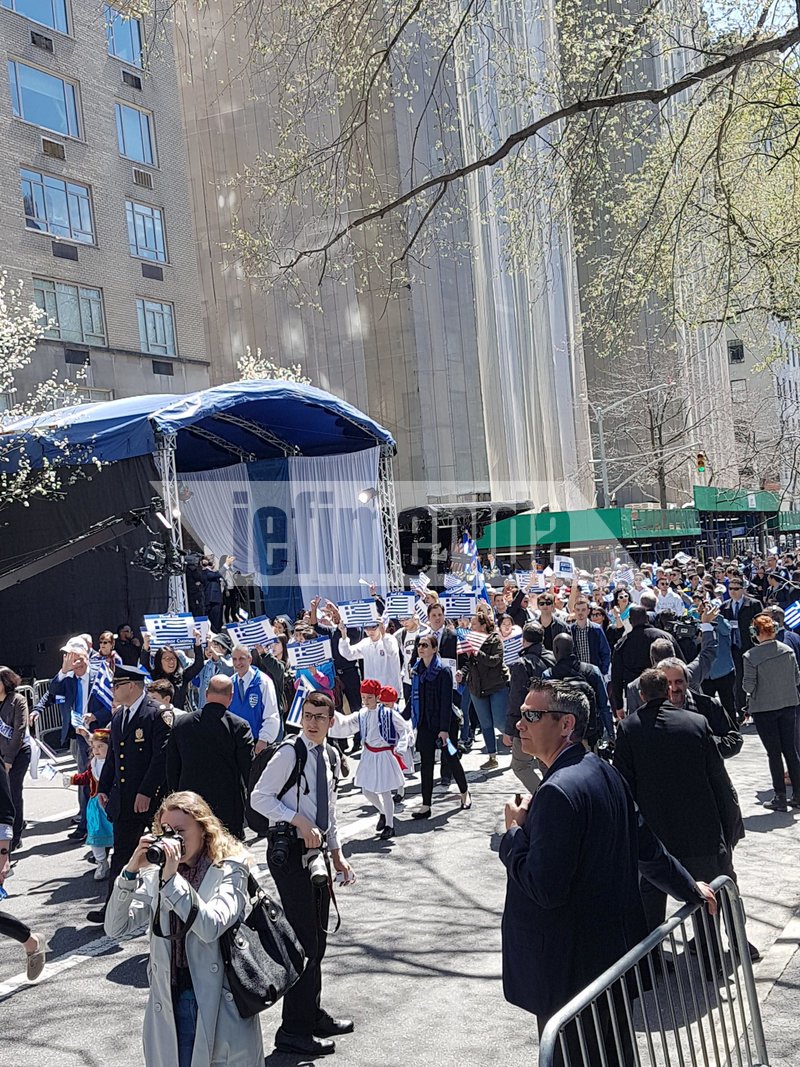 Στα γαλανόλευκα η πιο διάσημη λεωφόρος της Νέας Υόρκης: Αποθεώθηκαν οι εύζωνες -Ενός λεπτού σιγή για τον Γιώργο Μπαλταδώρο [εικόνες] | iefimerida.gr 4