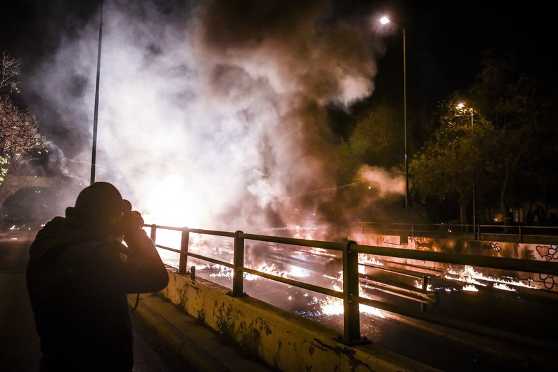 Ν. Κόσμος: Εβαλαν... μπουρλότο στην Ανάσταση -Εκρήξεις και φωτιές στους δρόμους [εικόνες & βίντεο] | iefimerida.gr 5