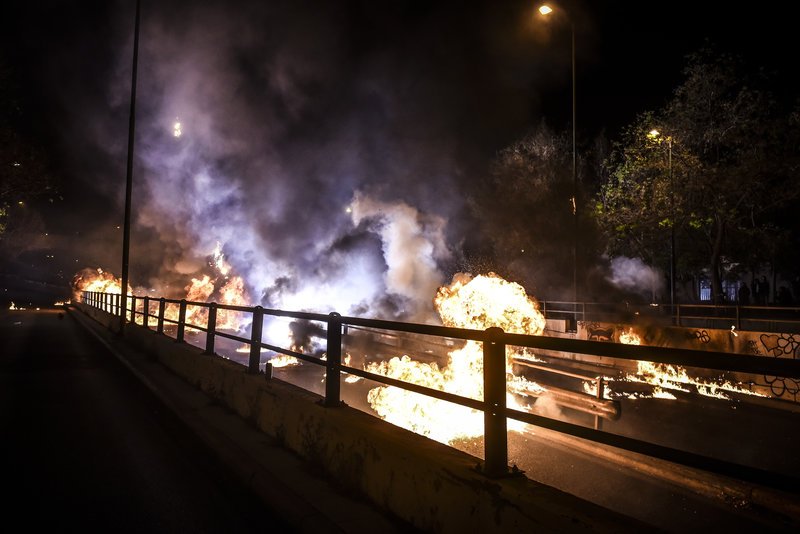 Ν. Κόσμος: Εβαλαν... μπουρλότο στην Ανάσταση -Εκρήξεις και φωτιές στους δρόμους [εικόνες & βίντεο] | iefimerida.gr 4