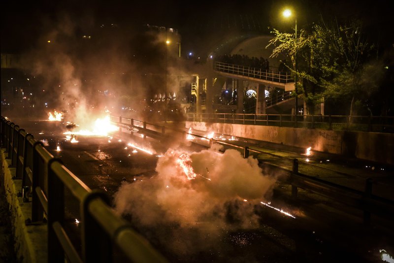 Ν. Κόσμος: Εβαλαν... μπουρλότο στην Ανάσταση -Εκρήξεις και φωτιές στους δρόμους [εικόνες & βίντεο] | iefimerida.gr 3