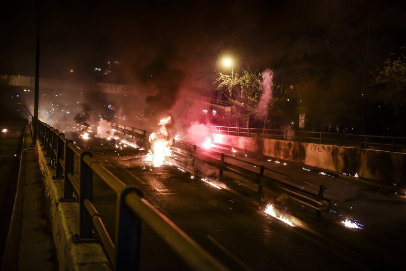 Ν. Κόσμος: Εβαλαν... μπουρλότο στην Ανάσταση -Εκρήξεις και φωτιές στους δρόμους [εικόνες & βίντεο] | iefimerida.gr 2