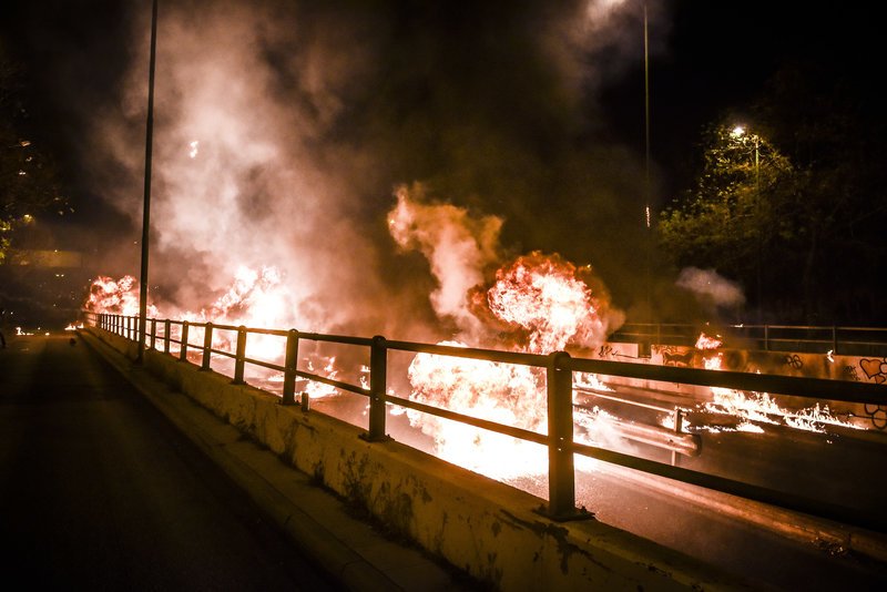 Ν. Κόσμος: Εβαλαν... μπουρλότο στην Ανάσταση -Εκρήξεις και φωτιές στους δρόμους [εικόνες & βίντεο] | iefimerida.gr 0