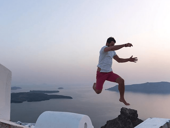 Ο Ντάνος κάνει παρκούρ στη Σαντορίνη -Πηδά από στέγη σε στέγη [εικόνα] | iefimerida.gr 0