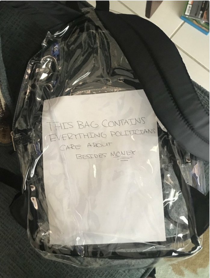 Πάρκλαντ: Τους υποχρέωσαν να έχουν διάφανες τσάντες, τρολάρουν με προφυλακτικά και ταμπόν [εικόνες] | iefimerida.gr 3