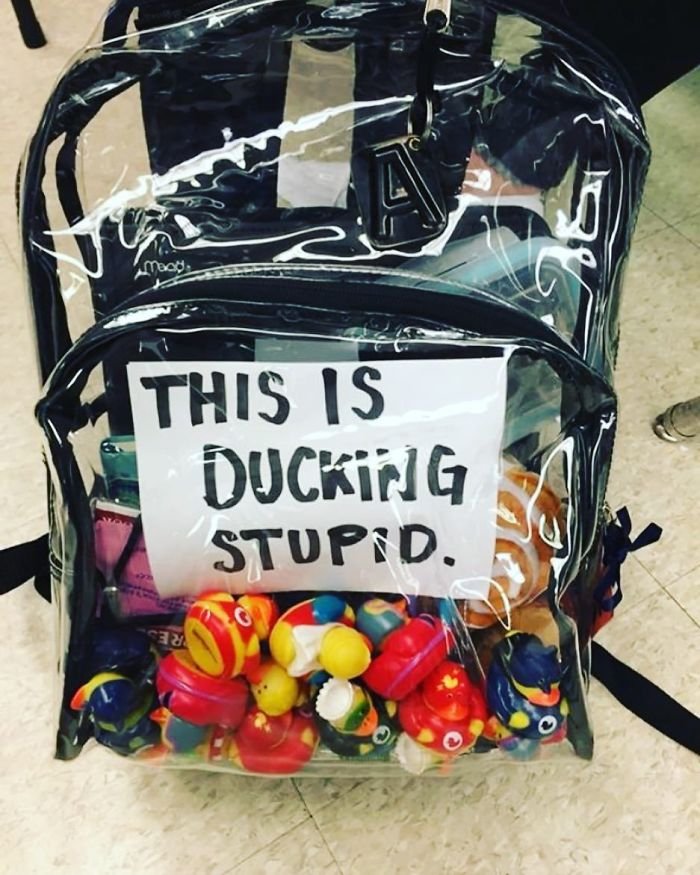 Πάρκλαντ: Τους υποχρέωσαν να έχουν διάφανες τσάντες, τρολάρουν με προφυλακτικά και ταμπόν [εικόνες] | iefimerida.gr 7