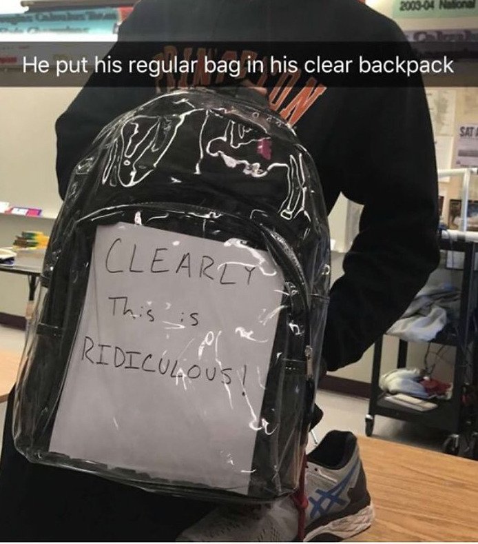 Πάρκλαντ: Τους υποχρέωσαν να έχουν διάφανες τσάντες, τρολάρουν με προφυλακτικά και ταμπόν [εικόνες] | iefimerida.gr 2