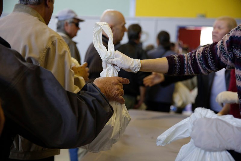 Η Εκκλησία και ο δήμος Αθηναίων κοντά στους άπορους και τους άστεγους [εικόνες]  | iefimerida.gr 2