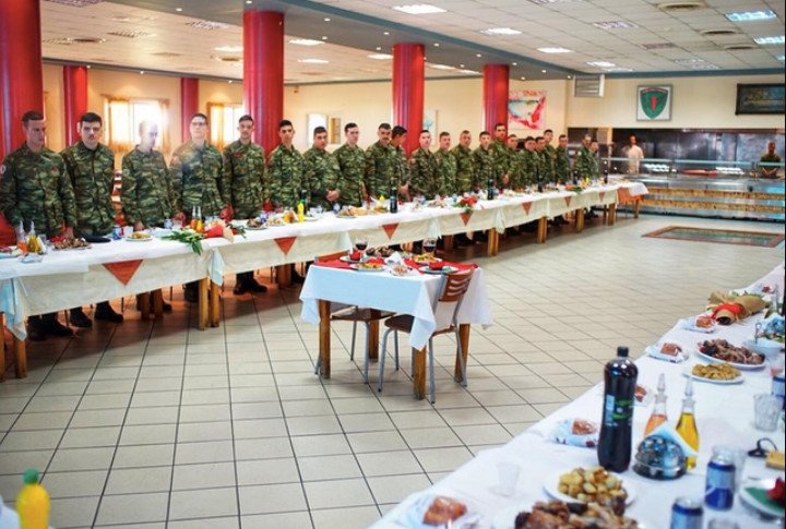 Εστρωσαν πασχαλινό τραπέζι προς τιμήν των δύο Ελλήνων στρατιωτικών στο στρατόπεδο της Λαμίας [εικόνες] | iefimerida.gr 1