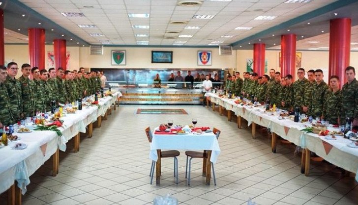 Εστρωσαν πασχαλινό τραπέζι προς τιμήν των δύο Ελλήνων στρατιωτικών στο στρατόπεδο της Λαμίας [εικόνες] | iefimerida.gr 0