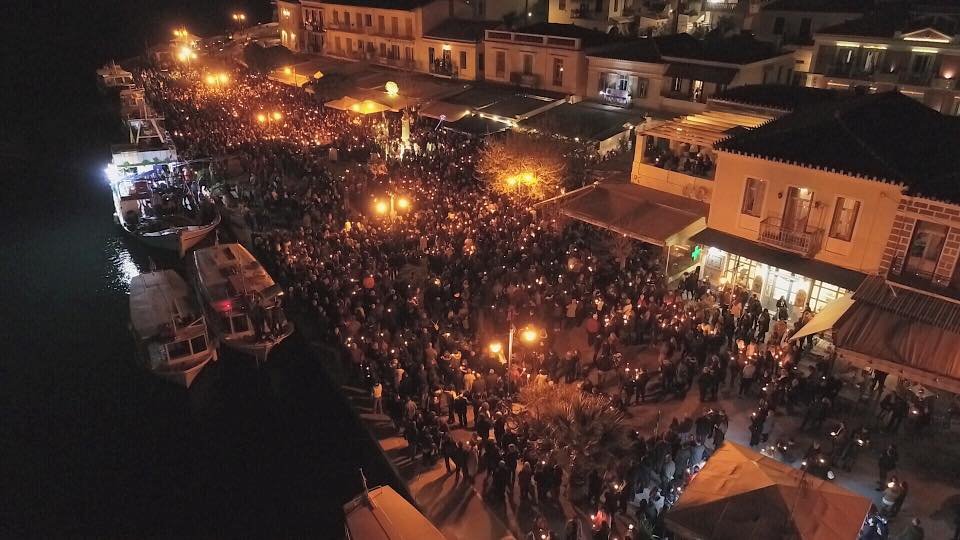 Στον Πόρο ο επιτάφιος μεταφέρθηκε με το παραδοσιακό γρι-γρι για την εκκλησία [εικόνες & βίντεο] | iefimerida.gr 2