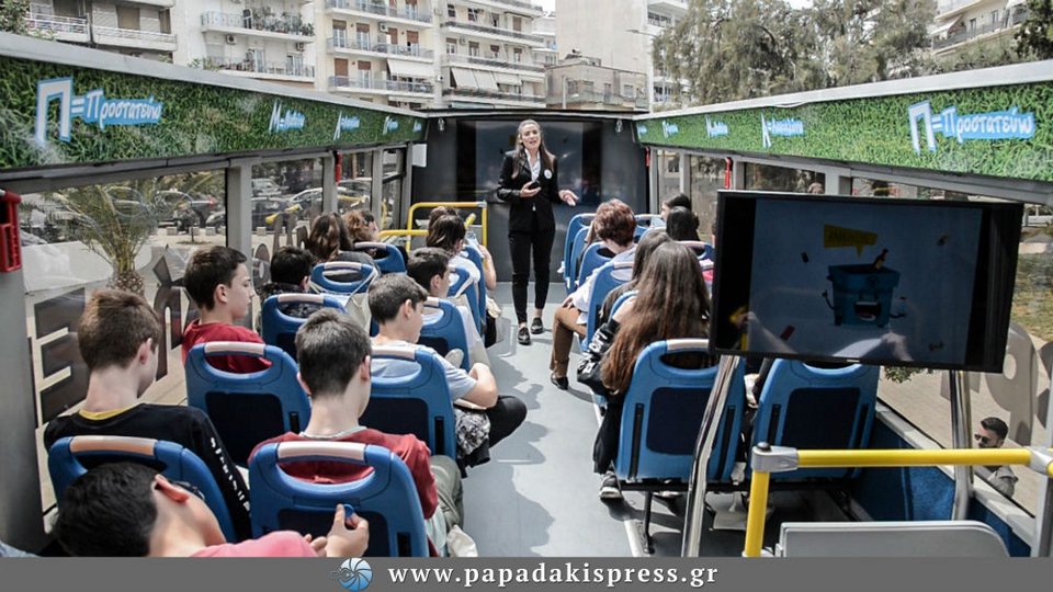 Στους δρόμους της Νέας Σμύρνης κυκλοφορεί το λεωφορείο της ανακύκλωσης -Τι κάνουν οι επιβάτες [εικόνες]   | iefimerida.gr 2