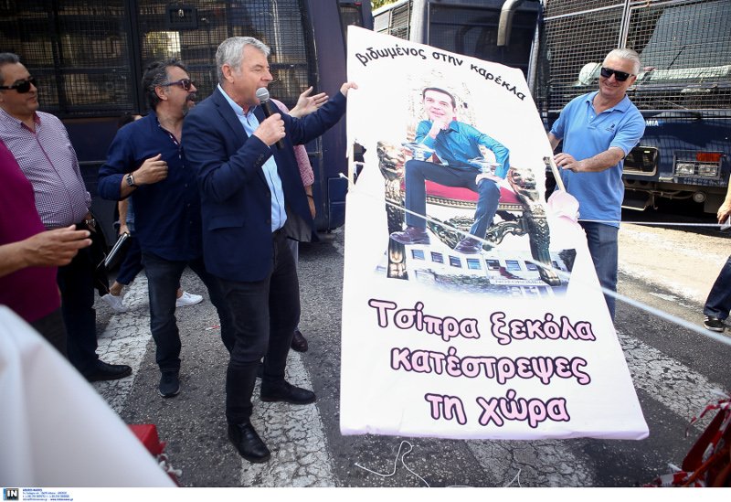 Με λιγνίτη στον Αγνωστο Στρατιώτη, κρεμάλες & πανό οι 3 πορείες στο κέντρο | iefimerida.gr 6