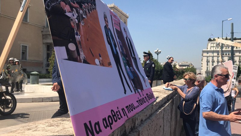 Με λιγνίτη στον Αγνωστο Στρατιώτη, κρεμάλες & πανό οι 3 πορείες στο κέντρο | iefimerida.gr 8
