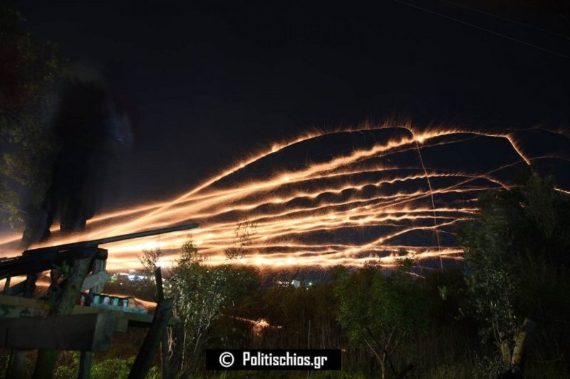 Εγινε η νύχτα μέρα στη Χίο -Εντυπωσιακός ο ρουκετοπόλεμος [εικόνες & βίντεο] | iefimerida.gr 9