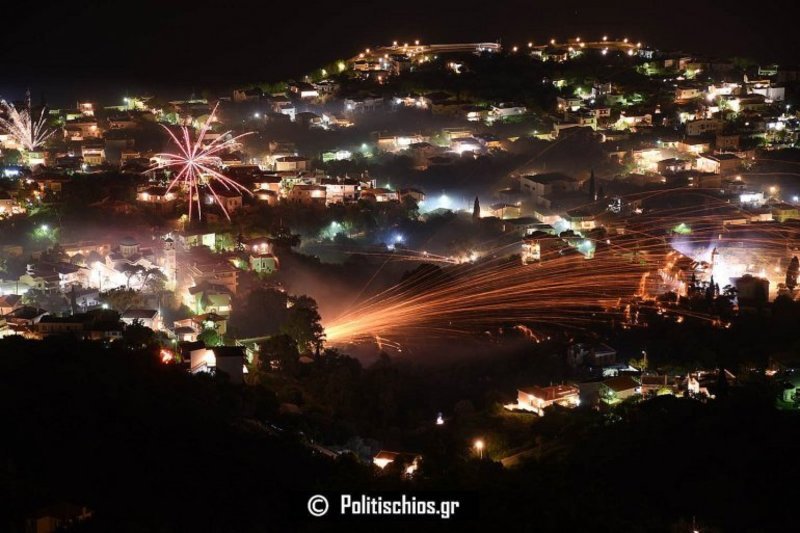 Εγινε η νύχτα μέρα στη Χίο -Εντυπωσιακός ο ρουκετοπόλεμος [εικόνες & βίντεο] | iefimerida.gr 0